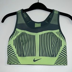Nike FE/NOM Flyinit Sports Bra